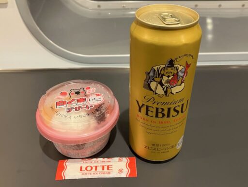 東京九州フェリー『はまゆう』の売店で購入したエビスビールとしろくまアイス（いちご）